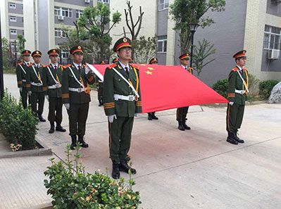 國(guó)歌嘹亮，紅旗招展--熱烈祝賀天虹公司圓滿舉行了新工業(yè)園揭牌儀式和升旗儀式